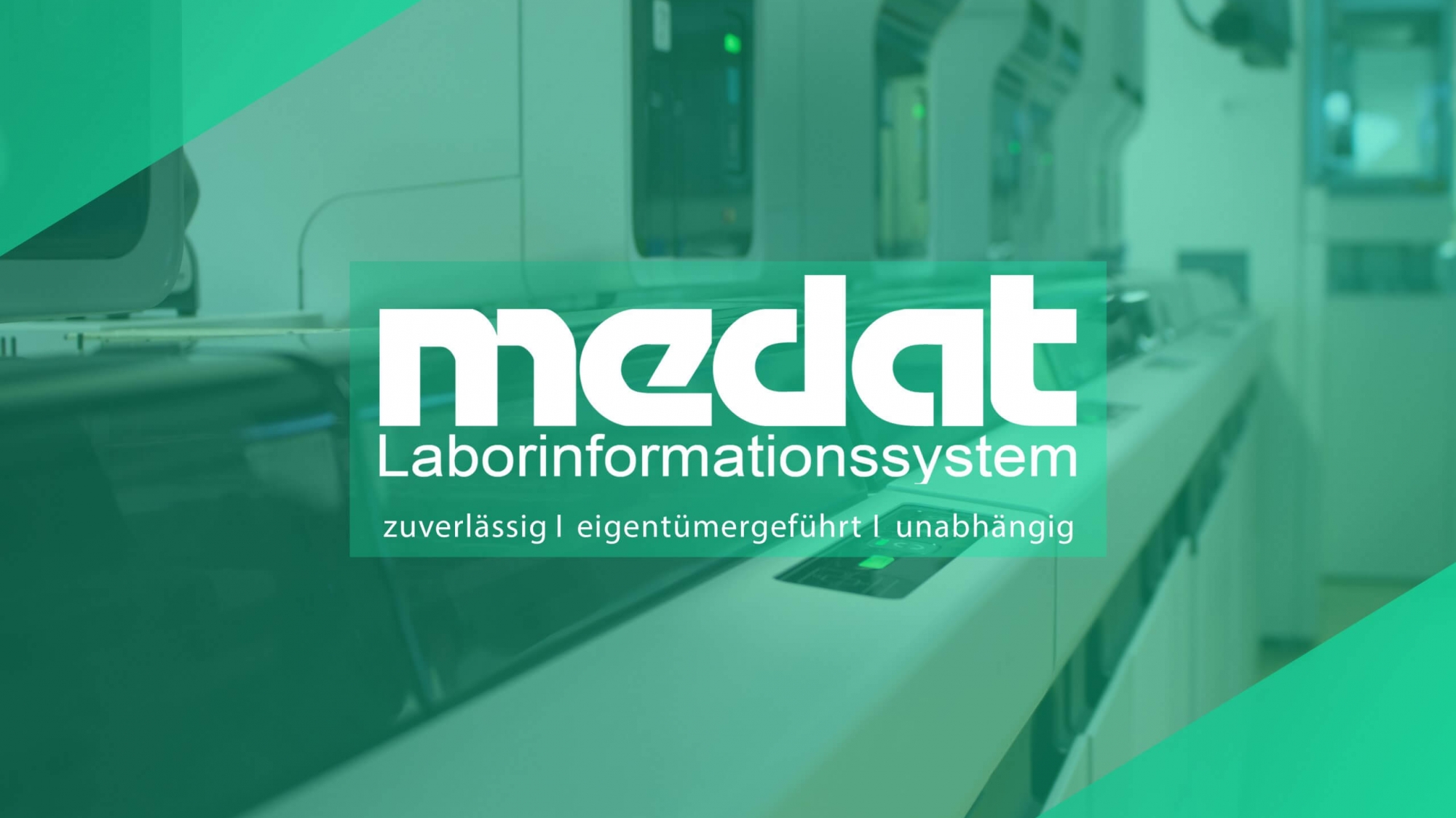 Im Bild ist das Medat Laborinformationssystem Logo mit dem Untertitel zuverlässig - eigentümergeführt - unabhängig zu sehen. Und im Hintergrund ein Foto eines hochmodernen Labors.