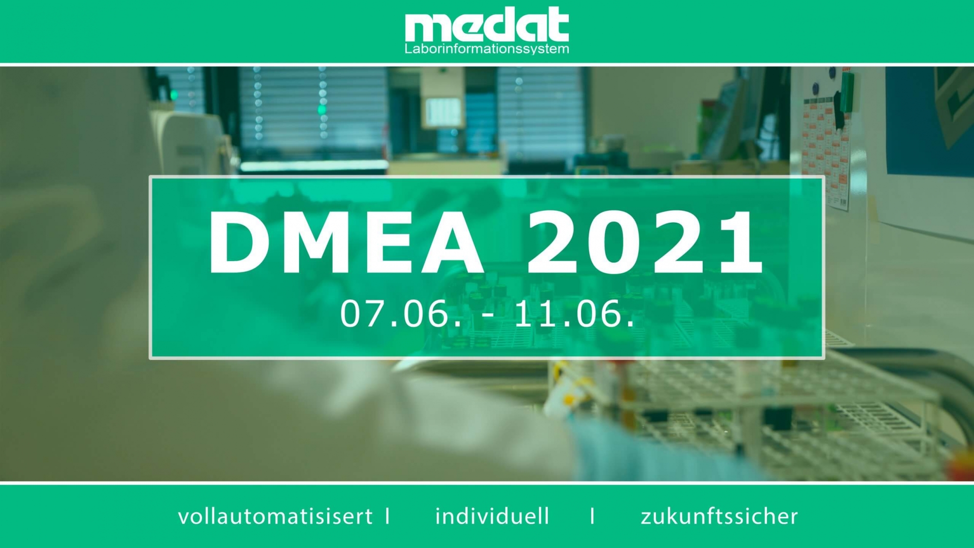 Im Bild befindet sich in der Mitte der Text DMEA 2021, 07.06 - 11.06 auf einem grünen Rechteck, im oberen Teil das Medat-Logo und im unteren Teil die Worte "Vollautomatisiert, individuell und zukunftssicher". Im Hintergrund ist ein Foto eines Labors.