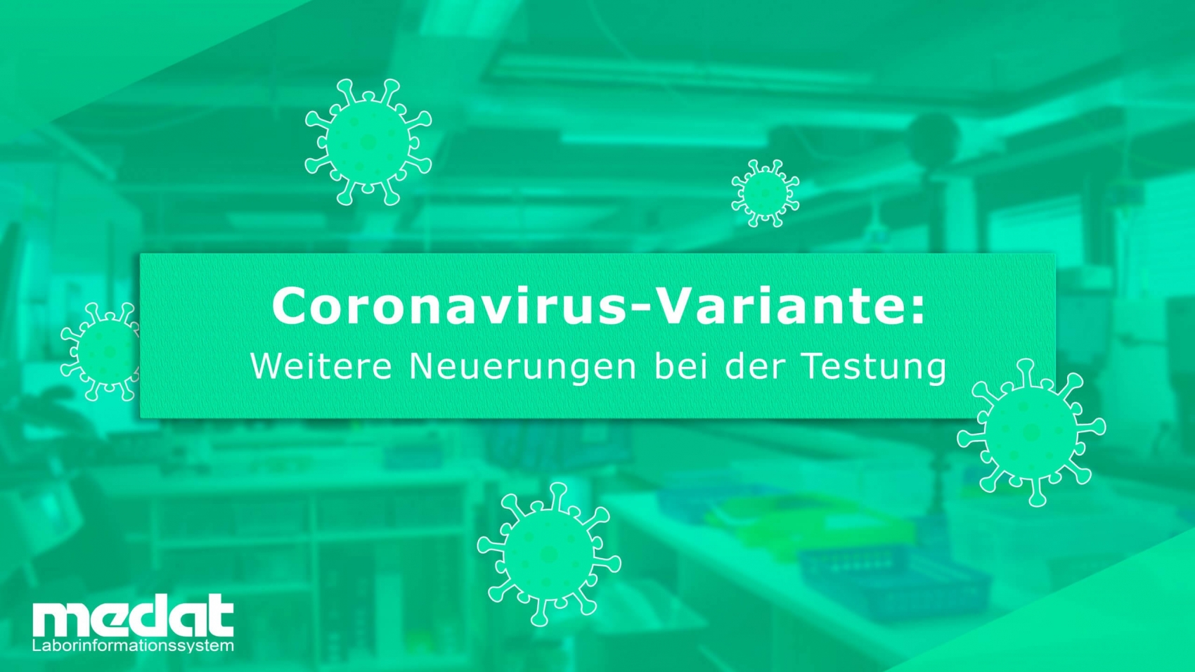 Im Bild befindet sich in der Mitte der Text "Coronavirus-Variante: Weitere Neuerungen bei der Testung". Zudem sind Symbole zu sehen, die das Virus darstellen und im Hintergrund ein Foto eines Labors. Alles wird in einem auffälligen grün dargestellt.