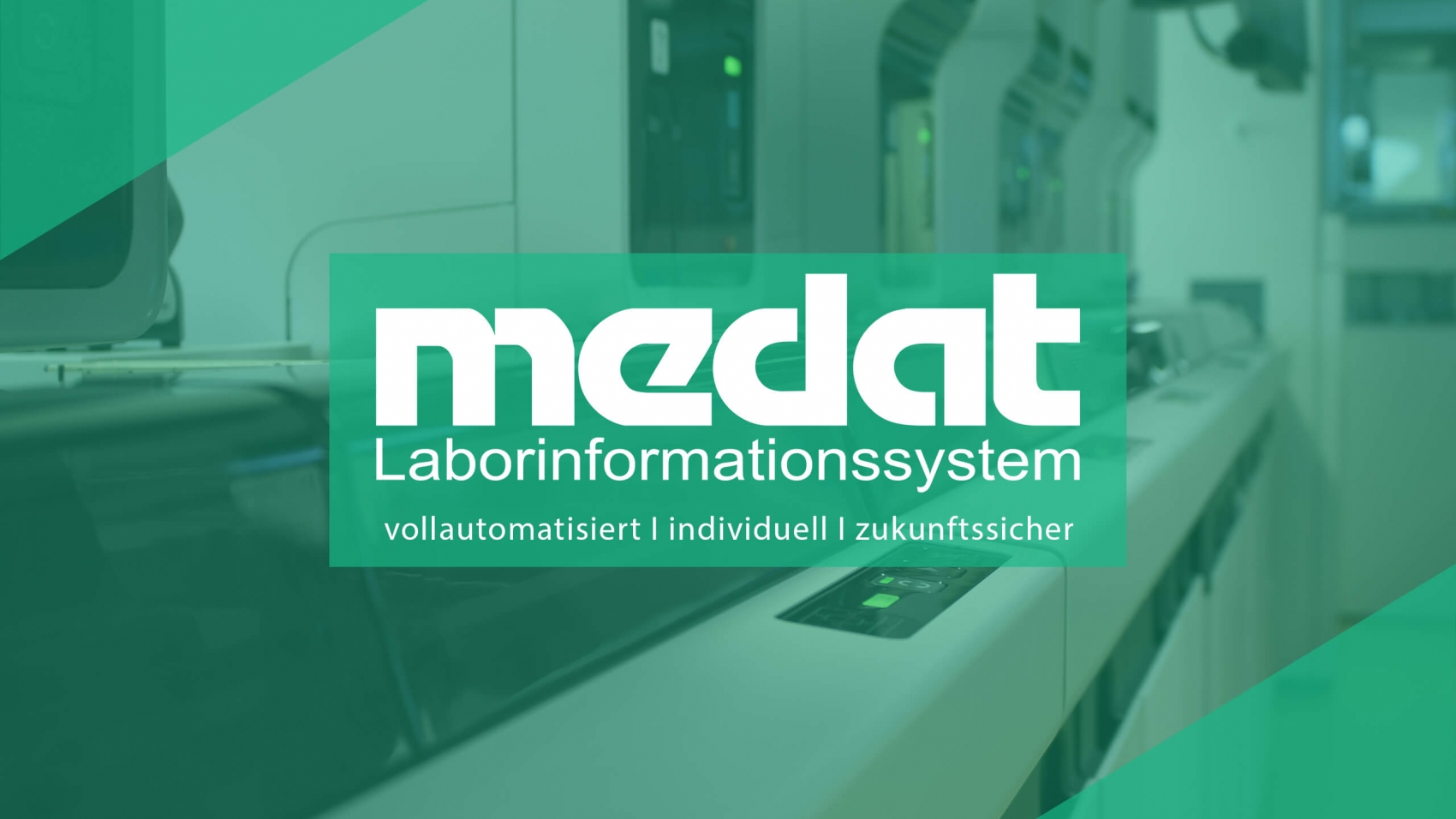 Im Bild ist das Medat Laborinformationssystem Logo mit dem Untertitel vollautomatisiert - individuell - zukunftssicher zu sehen. Und im Hintergrund ein Foto von hochmodernem Laborequipment.