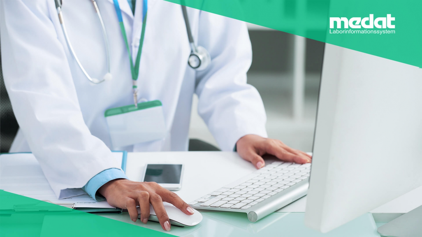 Nahaufnahme einer Ärztin mit Schlüsselkarte und Stethoskop, welche gerade an einem Rechner arbeitet. Neben der Tastatur liegen ein Handy und ein Klemmbrett mit einem Personalbogen. In der linken unteren Ecke befindet sich das Medat-Logo auf einem grünen Untergrund.