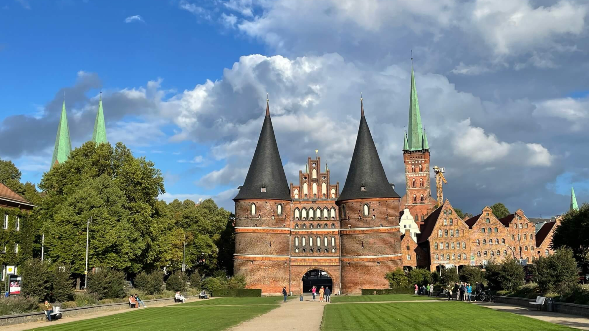 Bild zum Blogbeitrag: das Holstentor von Lübeck bei Sonnenschein.