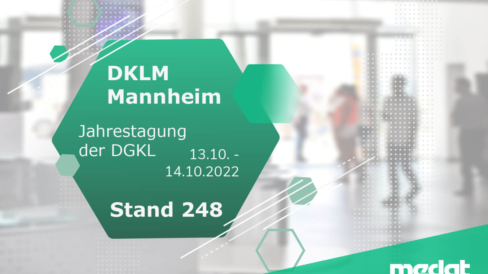 Grafik für den Blogbeitrag über die DKLM in Mannheim mit weiß/grünen Elementen und den Medat Logo in der rechten unteren Ecke. Im Hintergrund ist ein Bild einer medizinischen Einrichtung zu sehen.