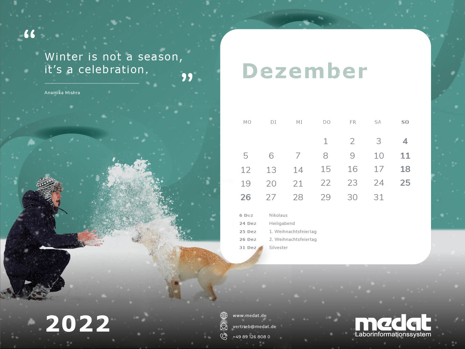 Kalenderblatt für Dezember 2022. Im Hintergrund befindet sich eine Grafik in einem kaltes blau. Im Vordergrund ist ein Feld mit den einzelnen Tagen des Monat, ein Bild von einem Mann, der mit seinem Hund im Schnee spielt und dem Spruch "Winter is not a season, it's a celebration" zu sehen.